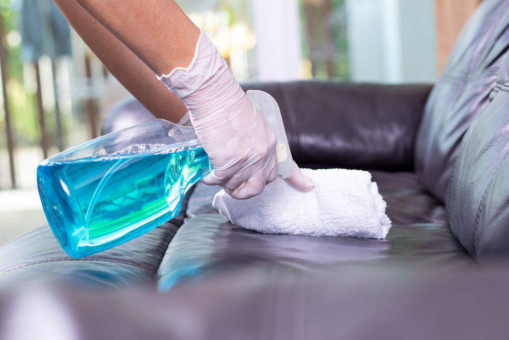 Как очистить свежие и засохшие пятна крови с дивана