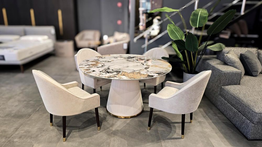 фото "Plisse Leather circle" Обеденный стол