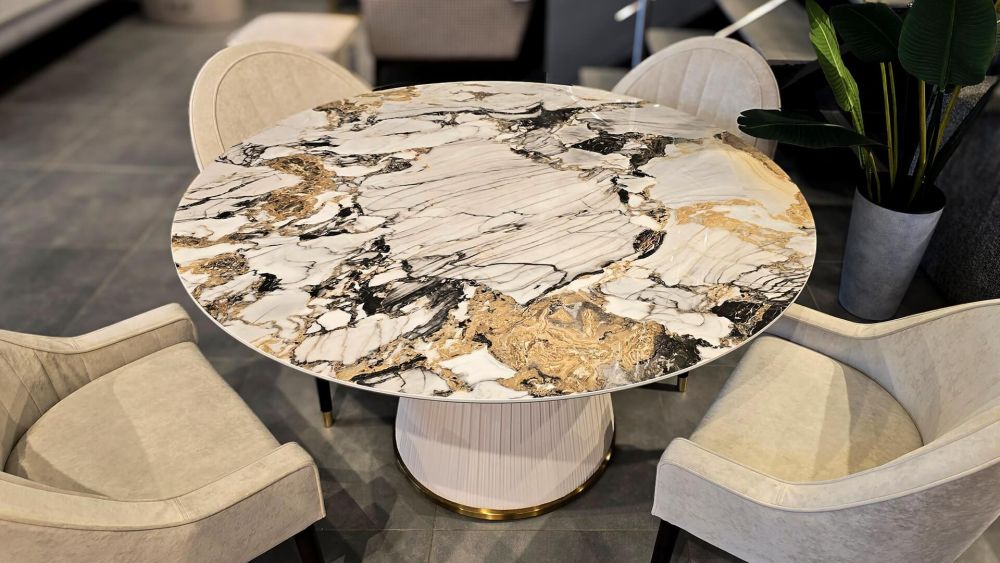 фото "Plisse Leather circle" Обеденный стол