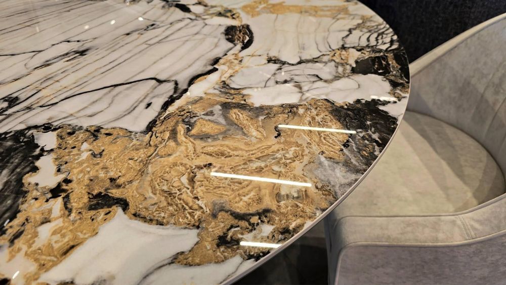 фото "Plisse Leather circle" Обеденный стол