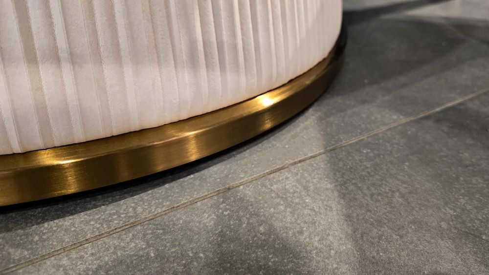 фото "Plisse Leather circle" Обеденный стол