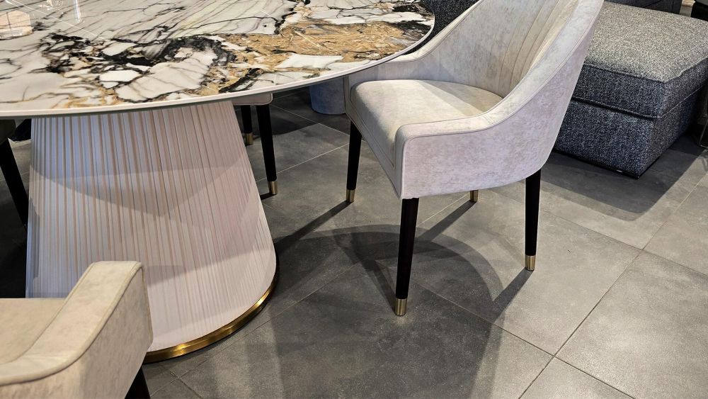 фото "Plisse Leather circle" Обеденный стол