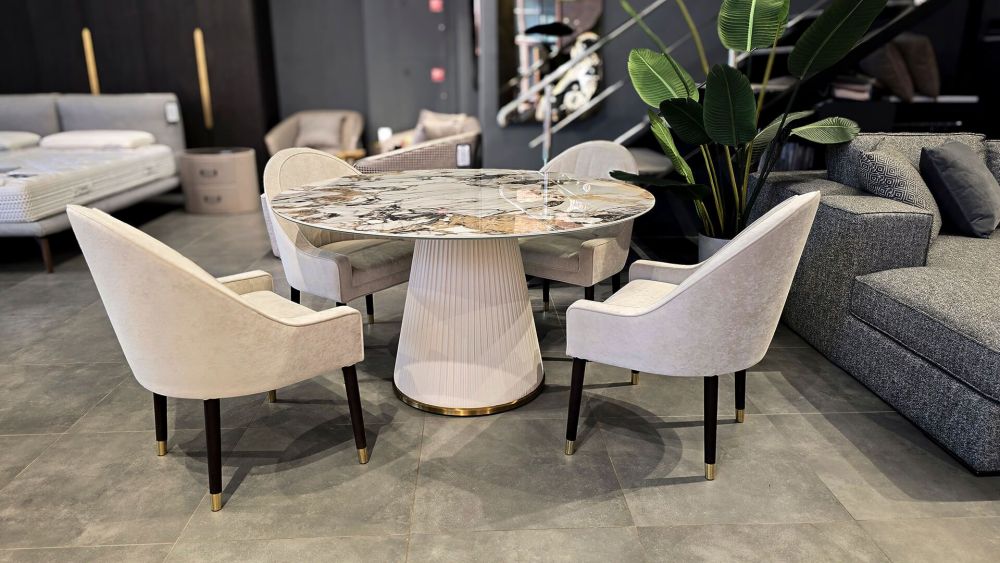 фото "Plisse Leather circle" Обеденный стол